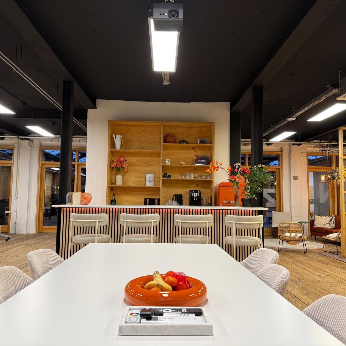 Overzicht van het afgewerkte kantoor met bar, multiplex wandkast en lange vergadertafel